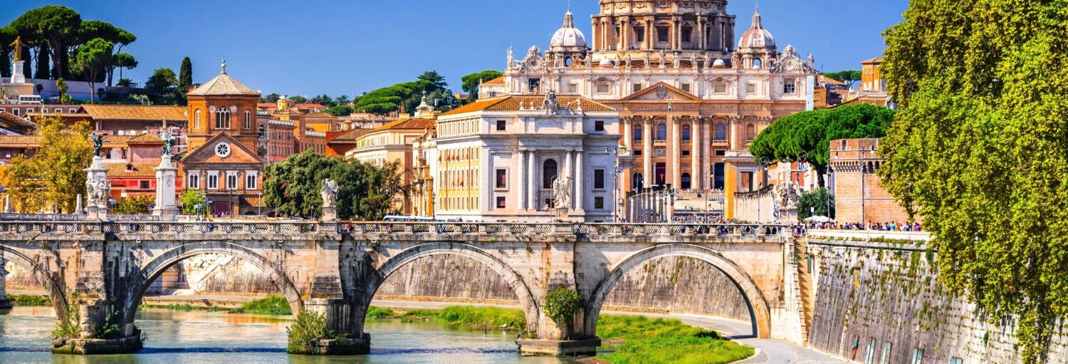 Ponte de pedra sobre o Rio Tibre com a Basílica de São Pedro e edifícios da cidade ao fundo em um dia ensolarado no Passeio de barco por Roma