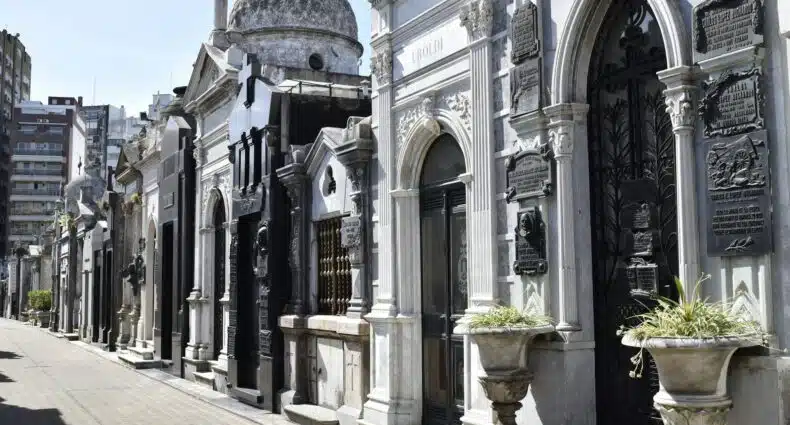 Cemitério Recoleta, Buenos Aires: mausoléus históricos com esculturas e arquitetura neoclássica em mármore e granito