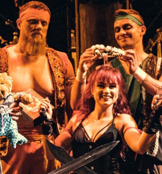 Jantar com espetáculo em um barco pirata