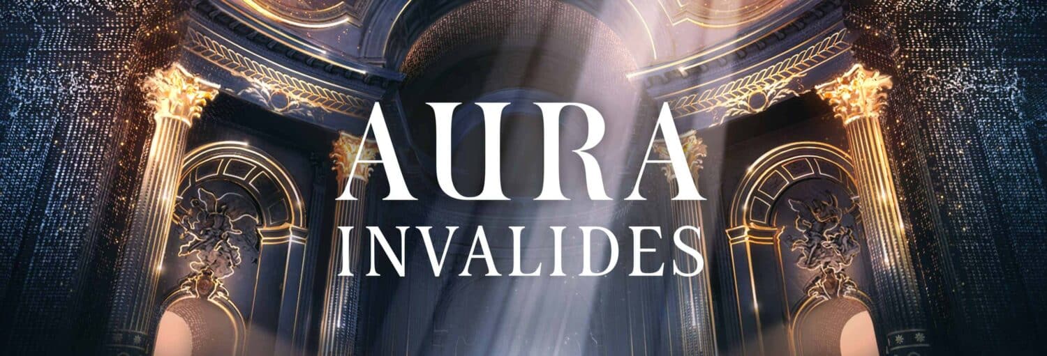 Feixes de luz brilham em um grande e ornamentado salão com o texto "AURA INVALIDES" em grandes letras brancas no centro. A imagem ilustra o post sobre ingresso da Aura Invalides.