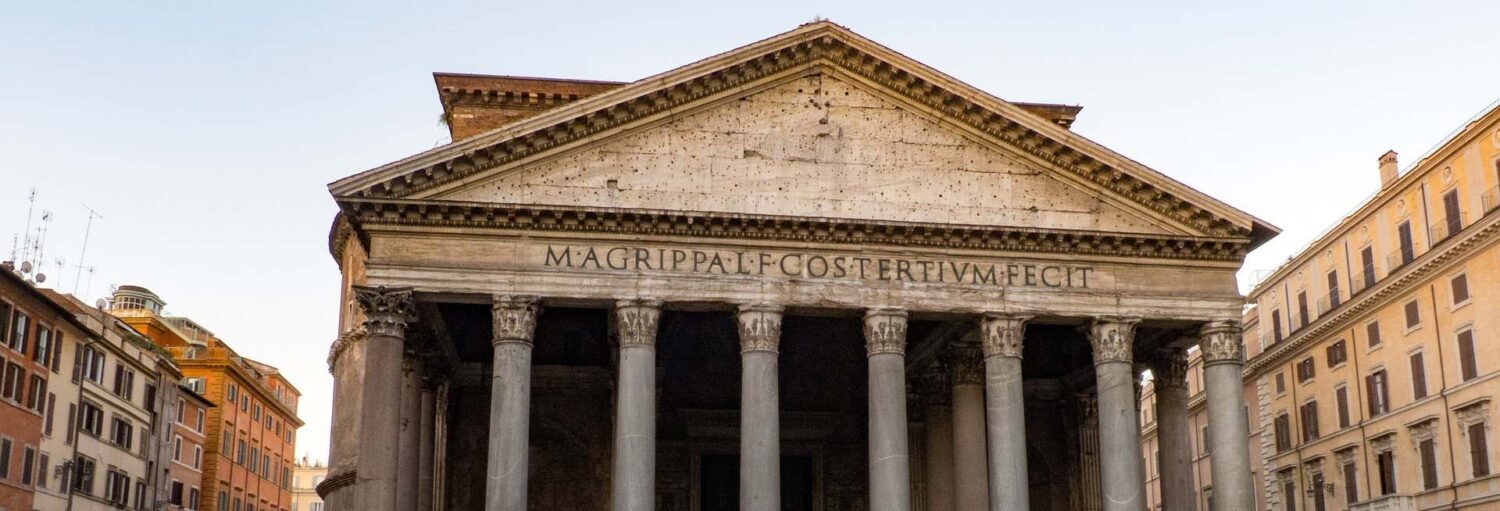 O Panteão em Roma, mostrando suas colunas, frontão triangular e a inscrição na fachada frontal com o Ingresso do Panteão de Agripa sem filas