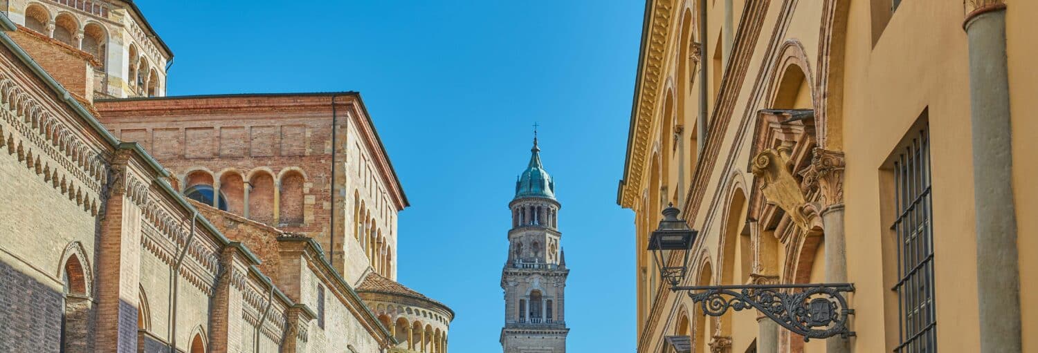 Um céu azul em Parma, mostrando o topo de algumas construções da comuna italiana Excursão a Parma + Visita a uma fábrica de parmesão