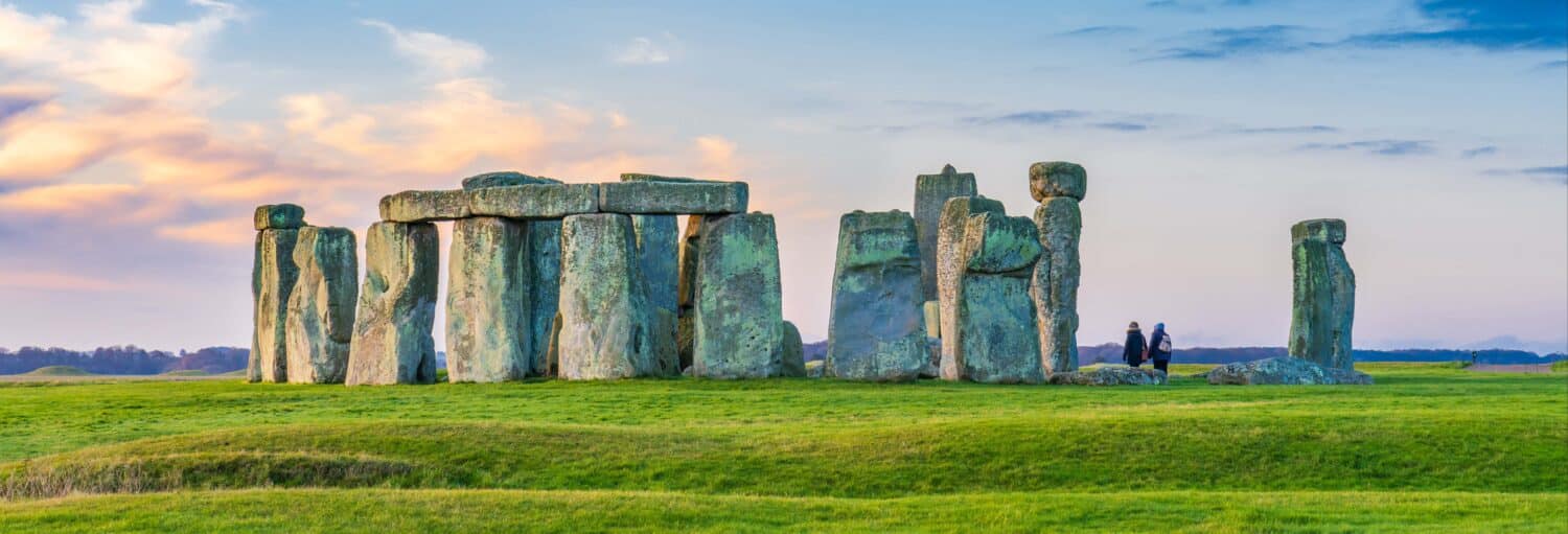 Imagens de várias rochas sobre um gramado verde e um céu colorido. Excursão privada saindo de Londres