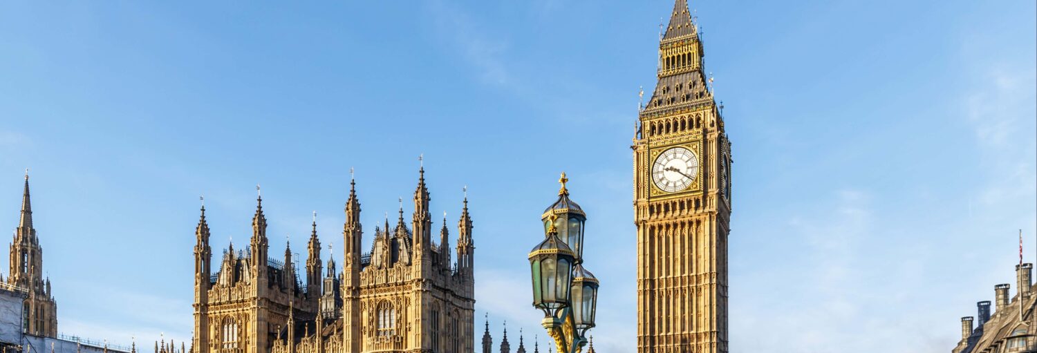 Vista da torre Big Ben em um céu azul com poucas nuvens. Tour pelo Parlamento Britânico e Palácio de Westminster