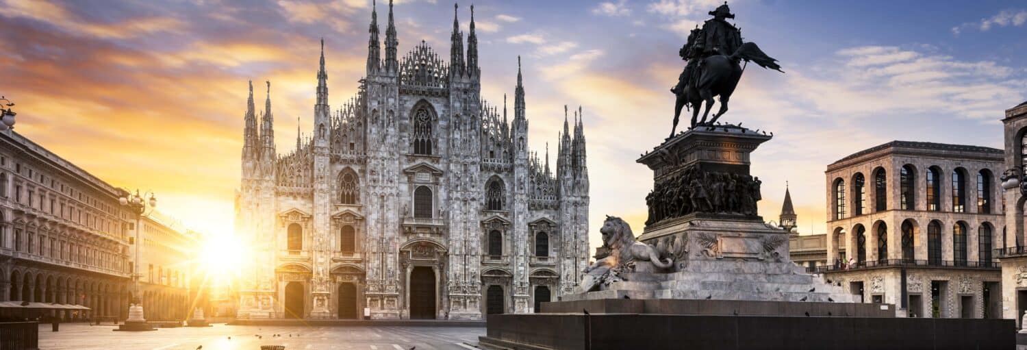 Igreja super imponente, e um sol se pondo atrás dela. Chama-se "duomo", na Itália. Visita guiada por Milão + A Última Ceia