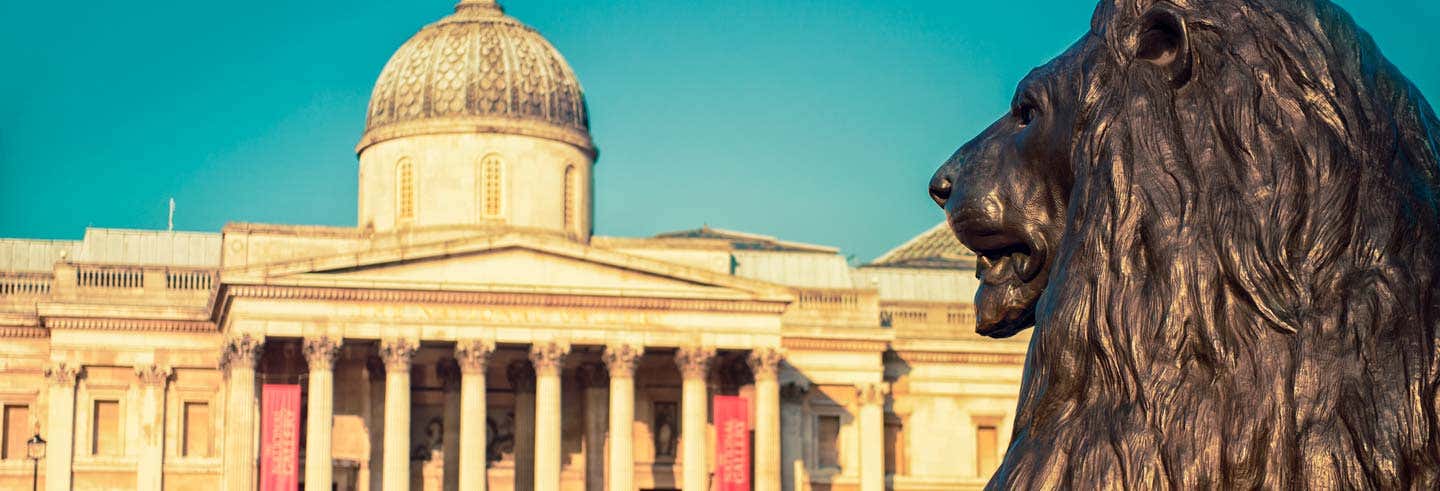 Foto de um museu com uma cúpula no centro. Há um céu azul. Visita guiada pela National Gallery