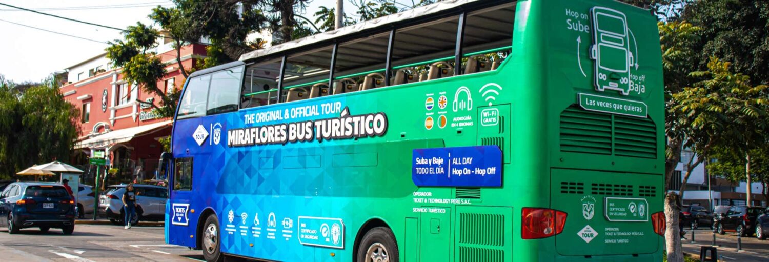 Um ônibus de turismo azul e verde de dois andares com a placa "Miraflores Bus Turístico" estacionado em uma rua da cidade durante o dia no Ônibus turístico de Lima
