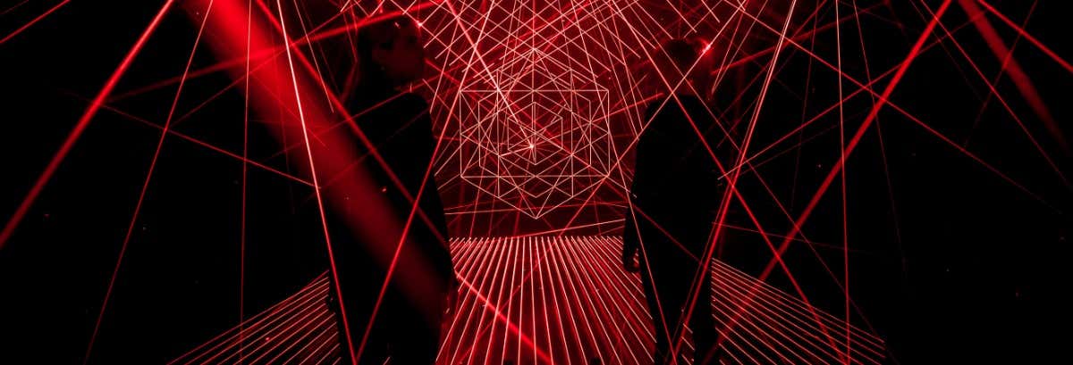 Uma sala escura com luzes de neon vermelhas. Ingresso do AMAZE Amsterdam