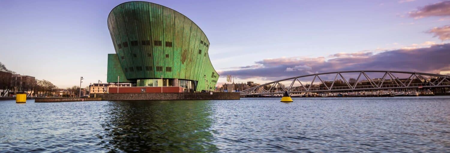 Mar e um navio verde ao fundo. Ingresso do NEMO Science Museum