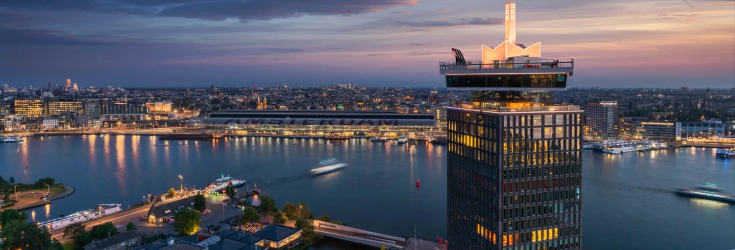 Skyline da cidade de Amsterdam ao anoitecer, vista com o Ingresso do A'DAM Lookout