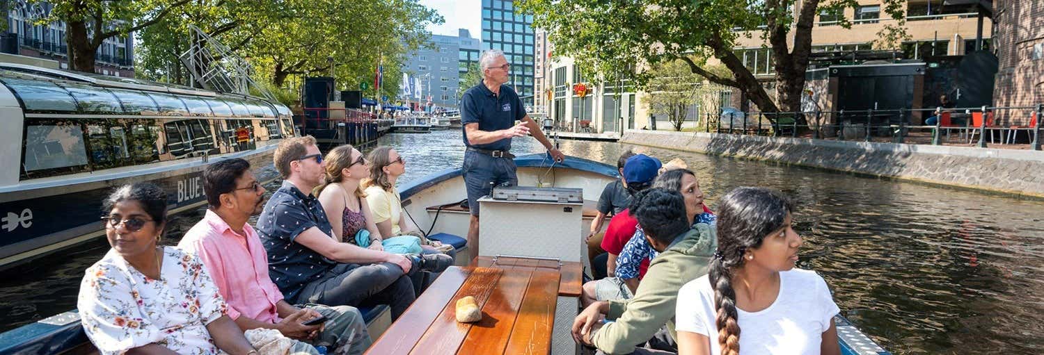 Várias peassoas em um Passeio de barca pelos canais de Amsterdam