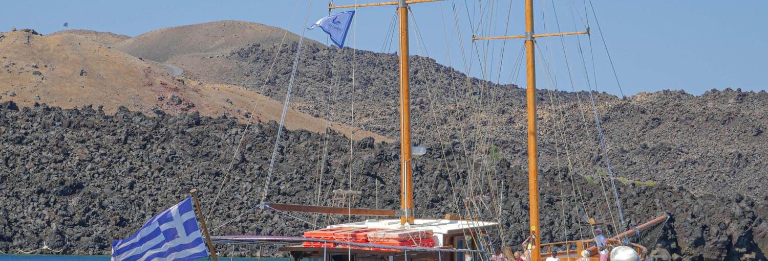 O horizonte de uma cidade ao pôr do sol com um passeio de barco ao entardecer por Miami atravessando a água em alta velocidade em primeiro plano.