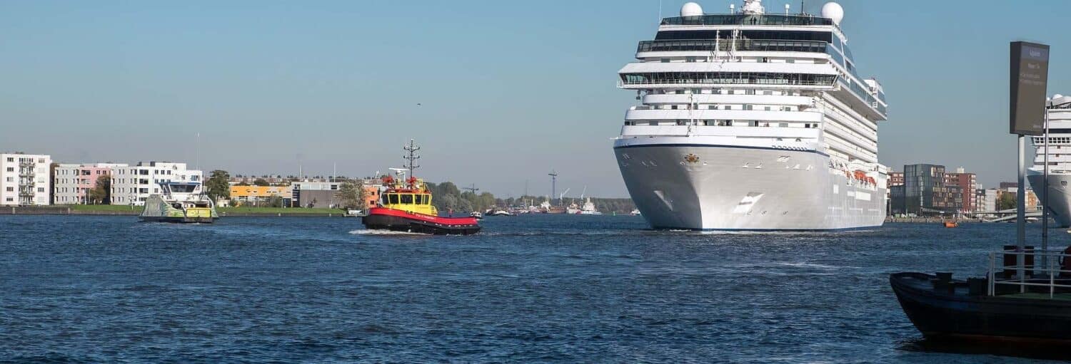 Um navio de cruzeiro sobre águas azuis. Passeio de barco pelo porto de Amsterdam