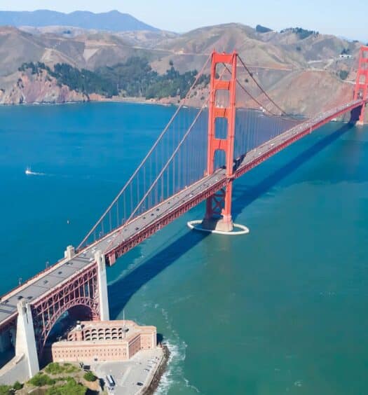 Vista panorâmica da Ponte de São Francisco sobre o mar. - Passeio de hidroavião pela baía de São Francisco