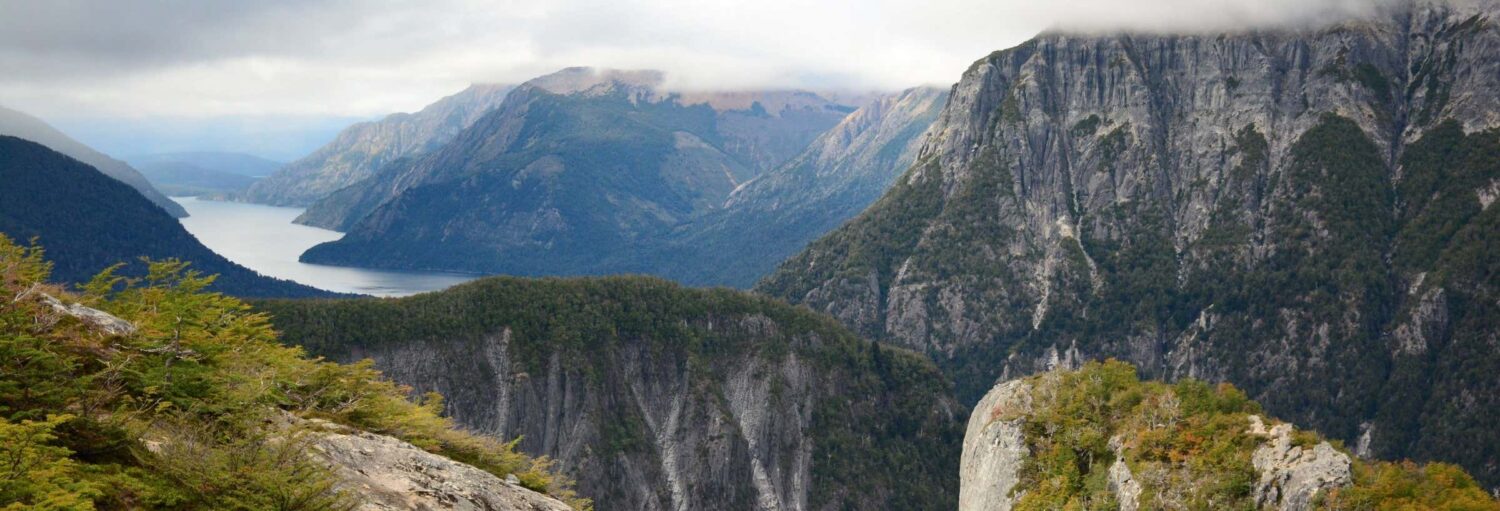 Uma cadeia de montanhas com árvores.