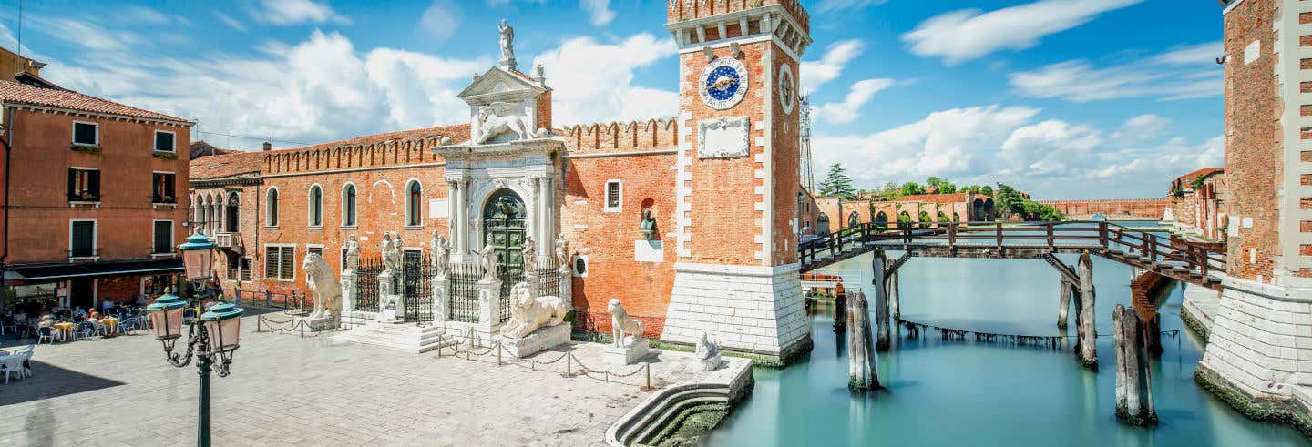 Vista do histórico portão de entrada e da torre do relógio durante um passeio pelos bairros de Castello, Rialto e São Marcos.