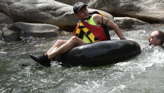 Tubing no rio Claro: Aventura perfeita perto de Medellín