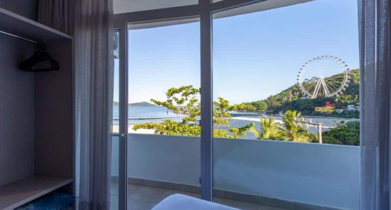 Vista de praia com roda gigante em Balneário Camboriú, Santa Catarina, vista do quarto do Marambaia Hotel e Convenções