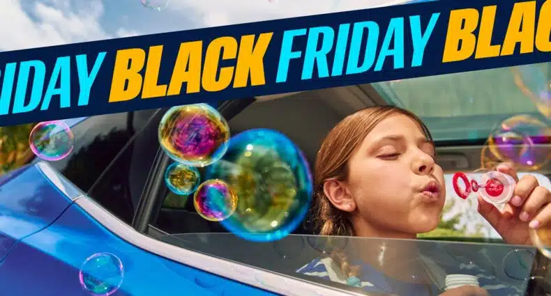Uma garota sopra bolhas de sabão no banco de trás de um carro azul com uma faixa de venda "BLACK FRIDAY" na parte superior, ilustrando o post sobre a Black Friday do Booking.