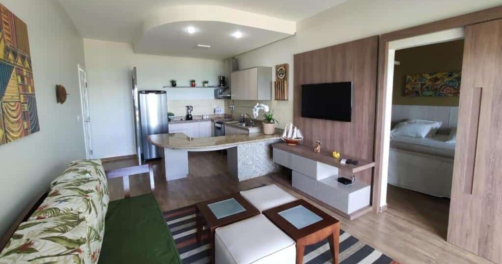 Apartamento moderno da Pousada Corumbau com cozinha, sala de estar e quarto em design compacto e confortável. Essa é uma das dicas de onde ficar em Corumbau.