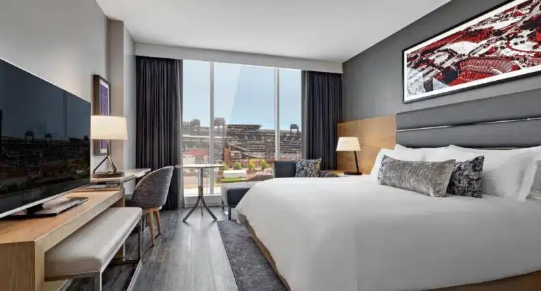 Quarto do Live! Casino & Hotel - Philadelphia com vista panorâmica da cidade, com cama confortável, televisor de tela plana e espaço de trabalho com computador. Representa hotéis perto do Lincoln Financial Field.