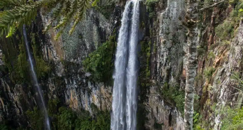 Cascata do Avencal em Urubici, rodeada por exuberante vegetação, para representar onde ficar na Serra Catarinense.