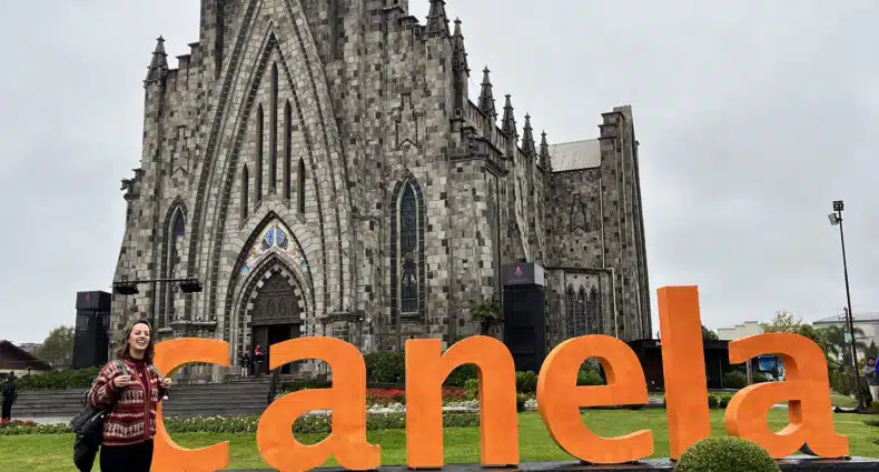 Igreja Matriz São Pedro de Alcântara em Canela, Rio Grande do Sul, com letreiro laranja da cidade