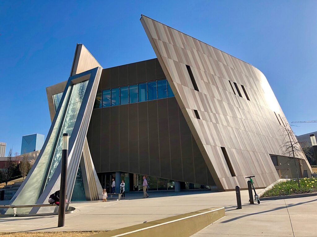 Frente do Center for civil and human rights, prédio moderno revestido em tons de cinza e marrom com janelas amplas.