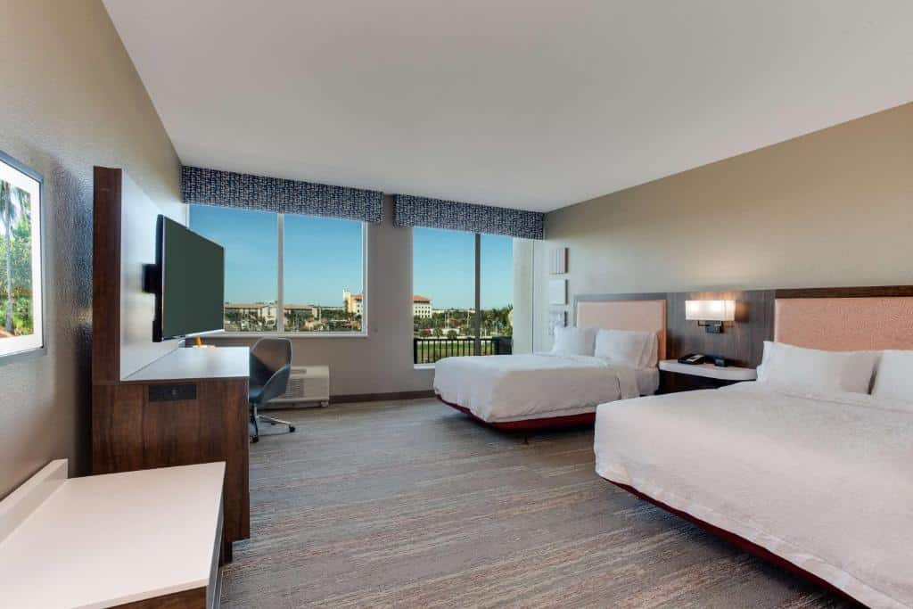 Quarto do Hampton Inn & Suites Fort Lauderdale - Miramar com duas camas de casal e janela com vista para a cidade