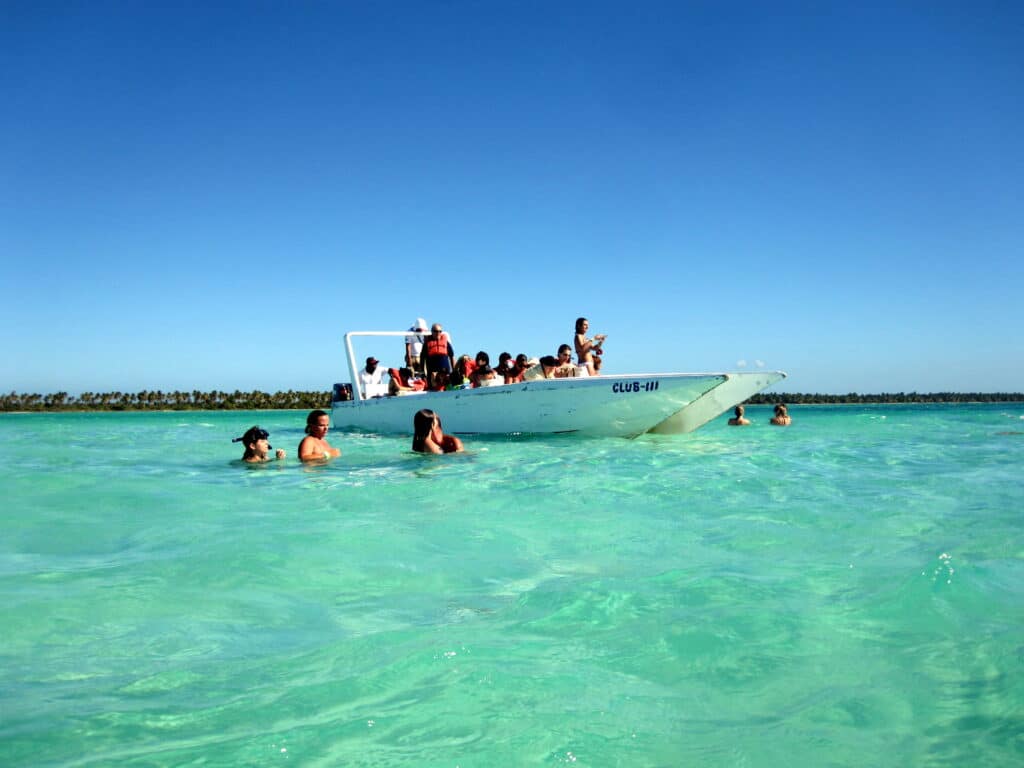 Barco de passeio com turistas na Piscina Natural de Palmilla, no trajeto para Isla Saona.