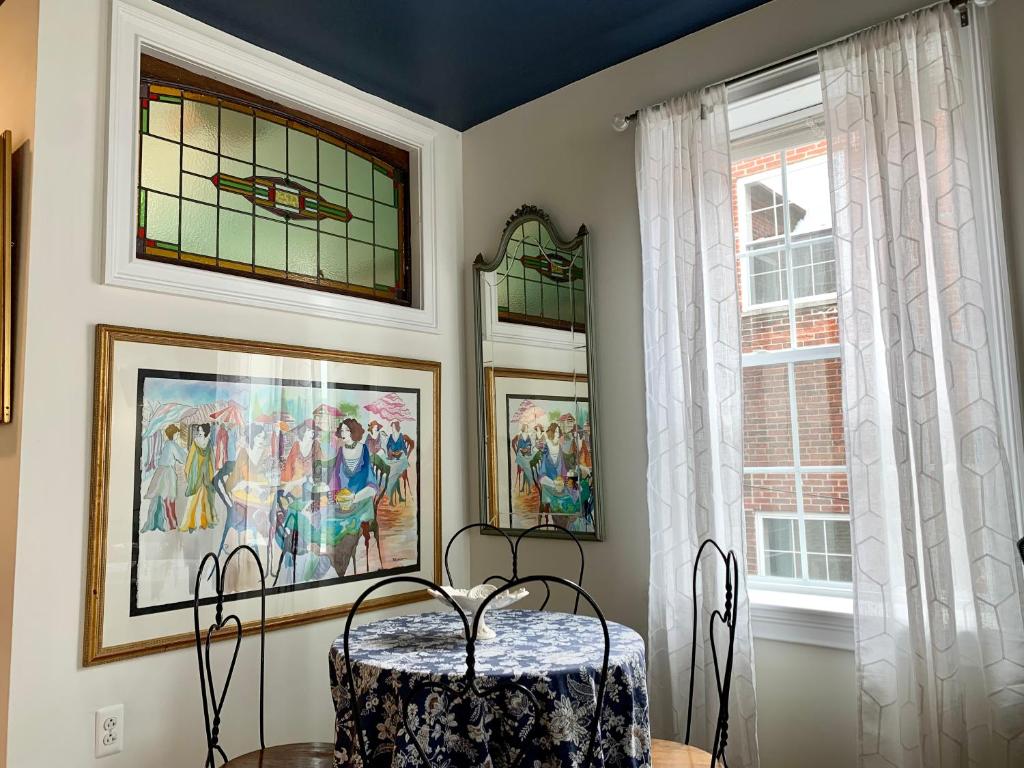 Pessoas em roupas de época em uma praça antiga com janelas de vitral, do The Philadelphia Hotel Bella Vista. Representa onde ficar perto do Lincoln Financial Field.