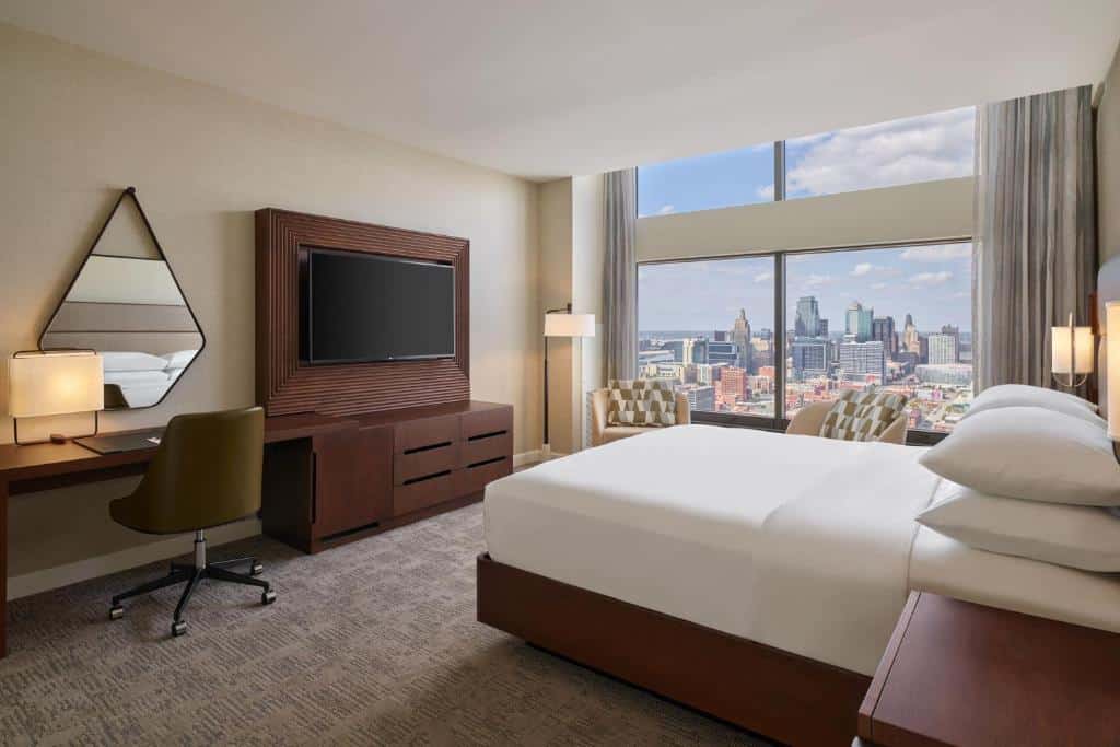 Quarto do Sheraton Kansas City Hotel at Crown Center com vista panorâmica da skyline de uma cidade brasileira moderna.