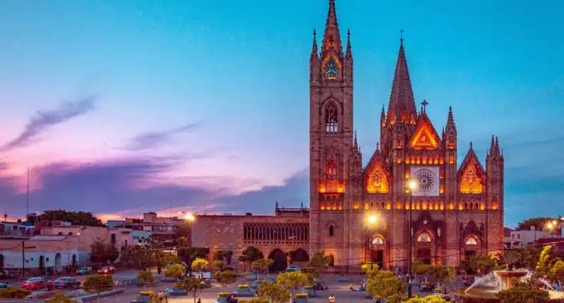 Templo Expiatório do Santíssimo Sacramento iluminado à noite em centro de cidade com praça e vegetação, para representar o que fazer em Guadalajara.