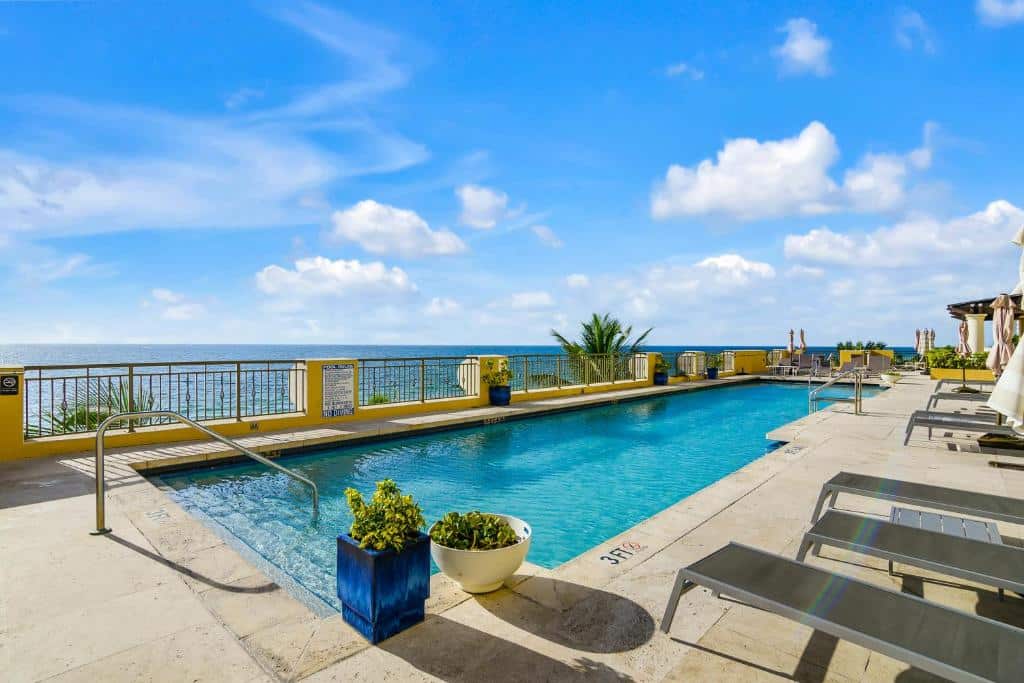Moderna piscina do The Atlantic Hotel & Spa com vista para o oceano em hotel de luxo. Imagem para ilustrar post sobre onde ficar em Fort Lauderdale.