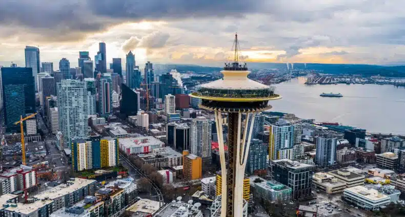 Horizonte da cidade de Seattle, com arranha-céus e a Space Needle em primeiro plano em destaque. A foto é capa do post de onde ficar em Seattle.