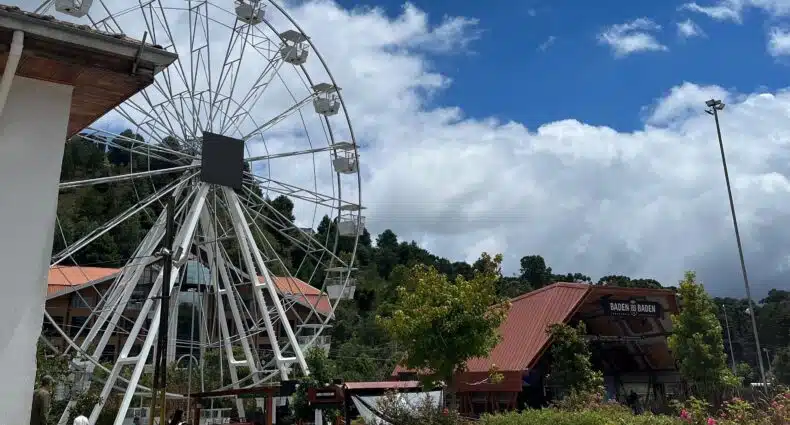 Roda gigante branca e azul em parque de diversões em Baden Baden, Gramado Rio Grande do Sul