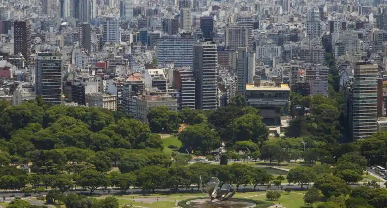 Vista aérea de Buenos Aires com escultura Floralis Genérica no Parque Tres de Febrero, para representar o bairro da Recoleta em Buenos Aires