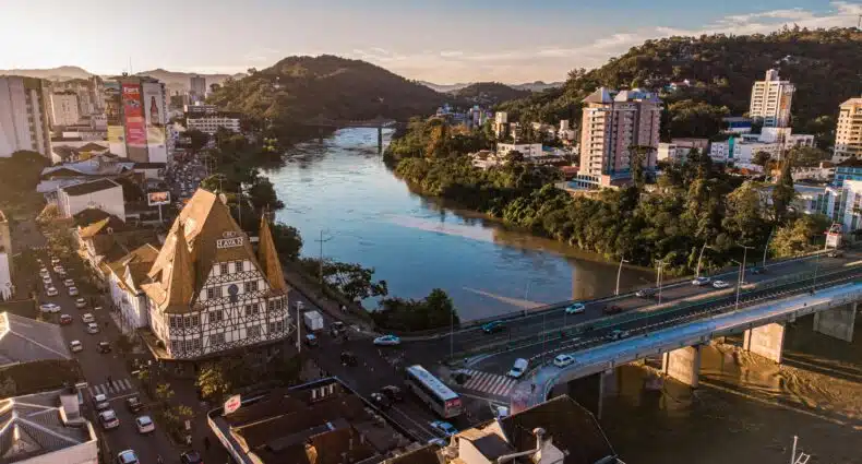 Loja Havan em Blumenau, no centro da cidade, com vista panorâmica do rio e prédios. A foto é capa do post de onde ficar em Blumenau.