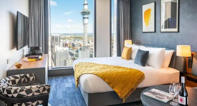 Quarto do voco Auckland City Centre by IHG com vista panorâmica da Sky Tower em Auckland, Nova Zelândia. Essa é uma das dicas de onde ficar em Auckland.