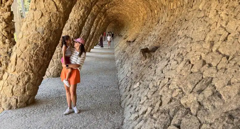 Juliana e Manu no Pórtico da Lavandeira (ou Pórtico da Lavandera), localizado no Park Güell em Barcelona, Espanha, ilustrando o post de lugares para viajar com crianças fora do Brasil