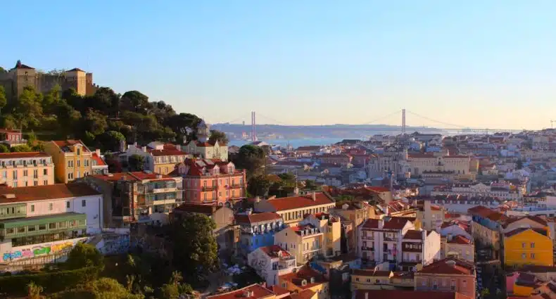 Vista panorâmica de Lisboa com o Castelo de São Jorge e a Ponte 25 de Abril ao fundo, para representar onde ficar em Lisboa