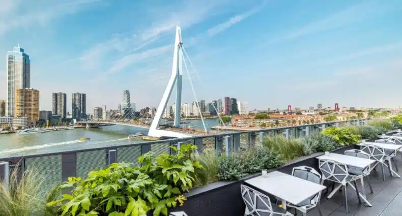 Terraço com vista para skyline de Rotterdam, Holanda, com ponte Erasmus e prédios modernos, a partir do hotel nhow Rotterdam, para representar onde ficar em Rotterdam