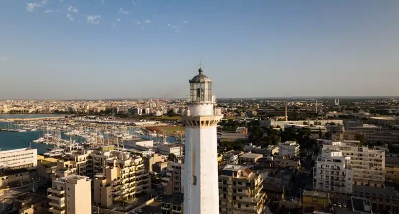 Faro di San Cataldo, farol em Bari com vista panorâmica da cidade e marina. A foto é capa do post de onde ficar em Bari.