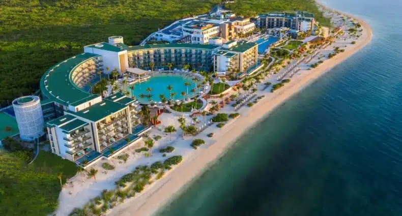 Resort all inclusive em praia paradisíaca com piscina grande e vista para mar azul turquesa, no Haven Riviera Cancun - All Inclusive - Adults Only, para representar resorts no Caribe
