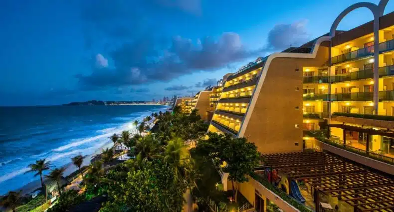 Hotel Serhs Natal Grand Hotel & Resort R à noite com vista para o mar em Natal. A foto é capa do post de Hotéis com ceia de Natal e Réveillon.