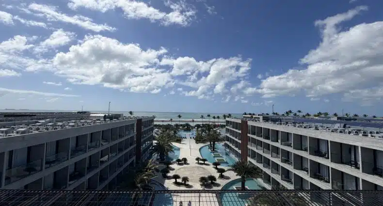 Porto 2 Life com vista para o mar da Praia de Muro Alto e piscinas em Porto de Galinhas, Pernambuco.