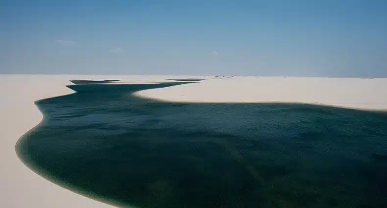 Lençóis Maranhenses com lagoas de água doce entre dunas de areia branca em Atins, no Maranhão